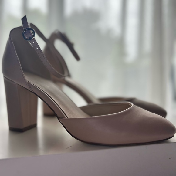 Le Château Nude Closed Toe Heels - Picture 4 of 4